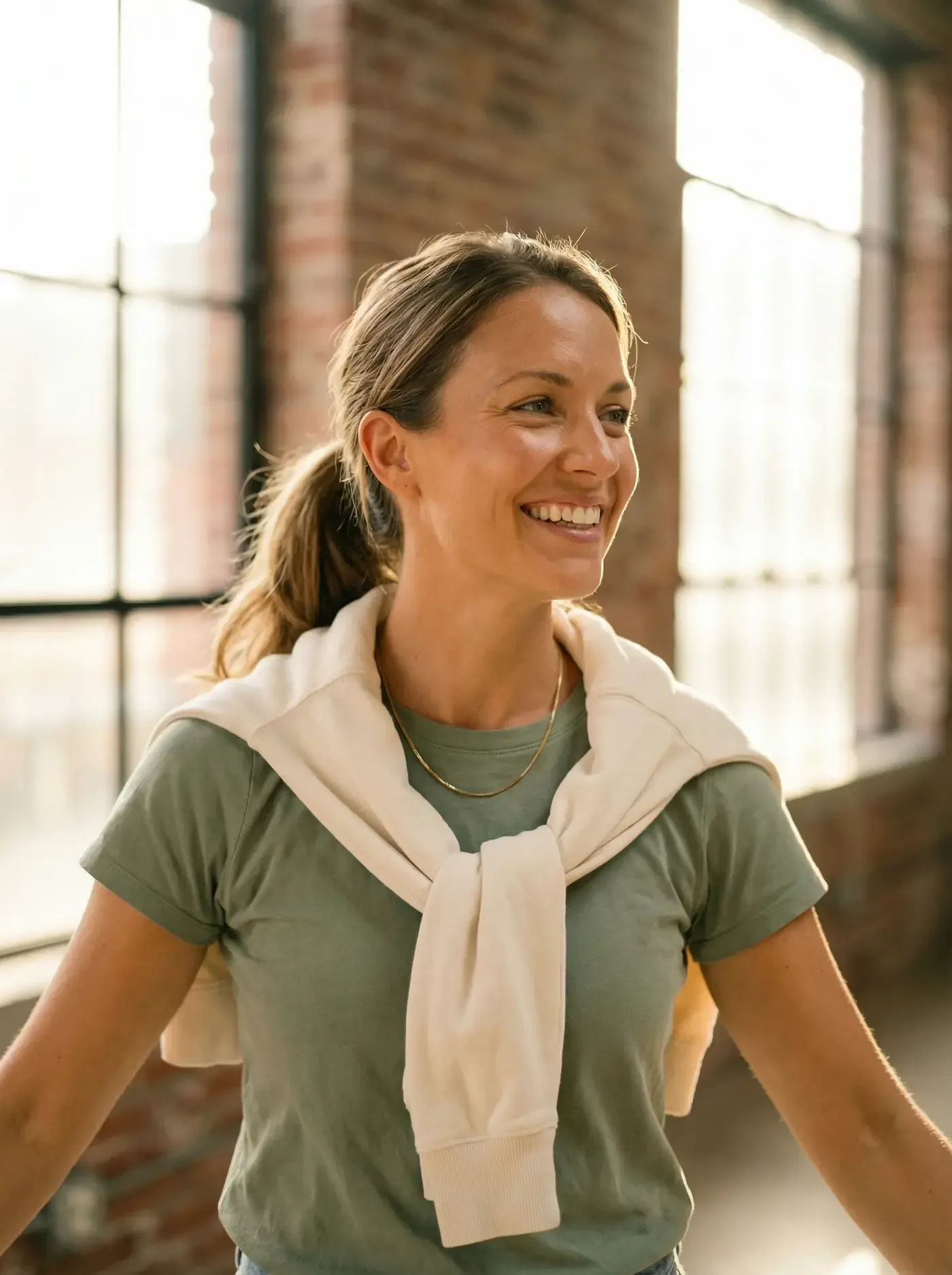 Junge Frau genießt Freiheit mit Kontaktlinsen von Jägers & Klingenhäger